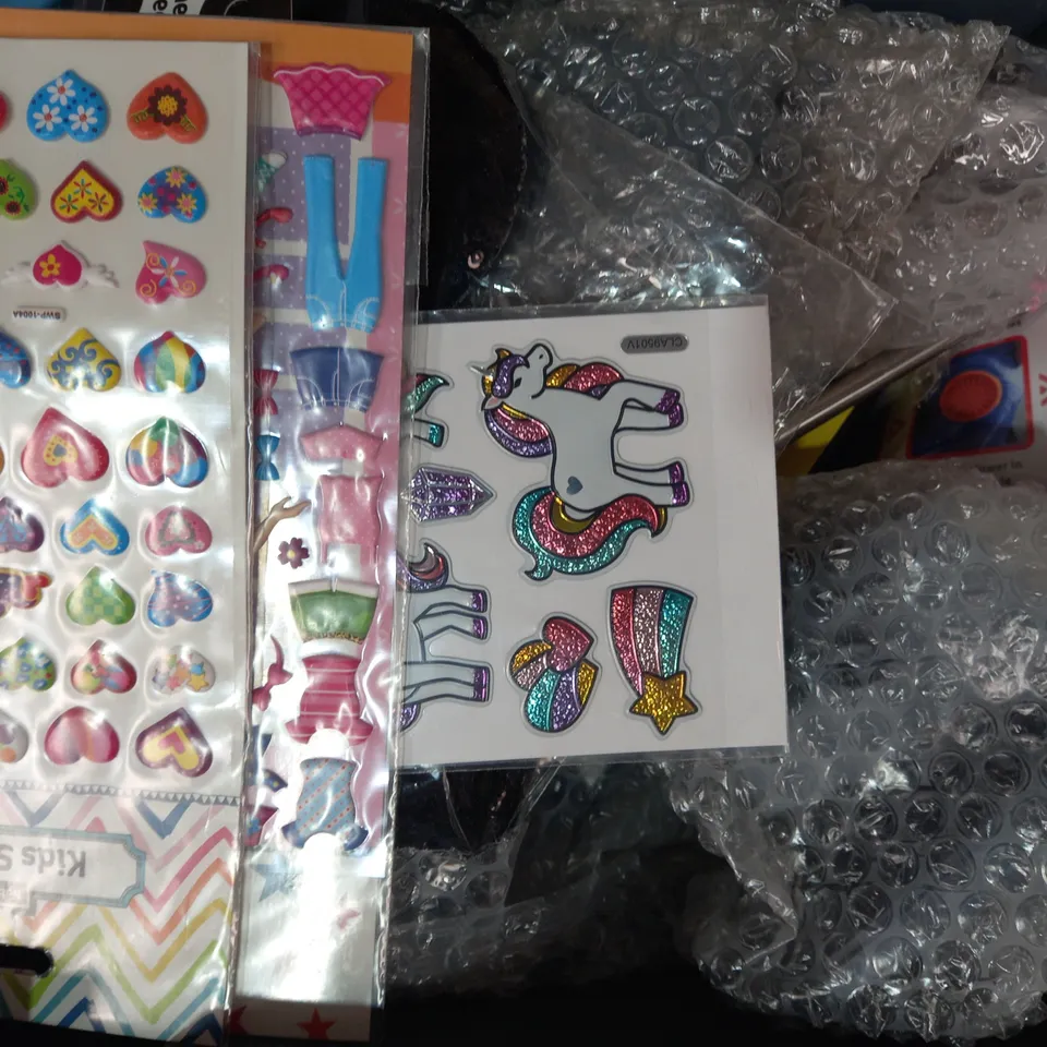 LOT OF APPROXIMATELY 10 ASSORTED TOYS AND GAMES TO INCLUDE PIZZA DOMINOES, CRAYOLA SUPER TIPS, ETC