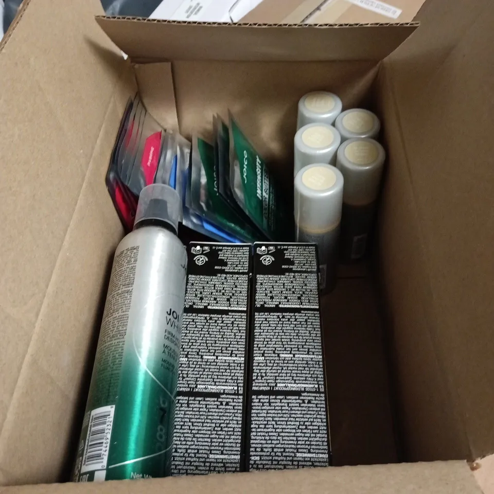 APPROXIMATELY 28 X ASSORTED JOICO HAIR CARE PRODUCTS TO INCLUDE TINT SHOT BLONDE, DUO LIGHT COPPER 1 STEP TONAL CREME LIGHTENER, JOI WHIP FIRM HOLD DESIGN FOAM ETC
