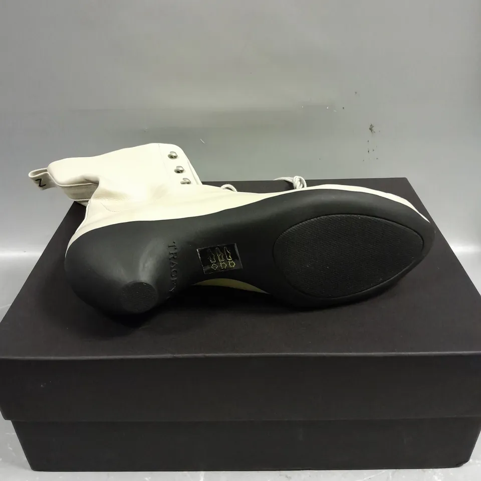 BOXED PAIR OF TRACEY NEULS TANYA BOOTS IN OFF WHITE - 6
