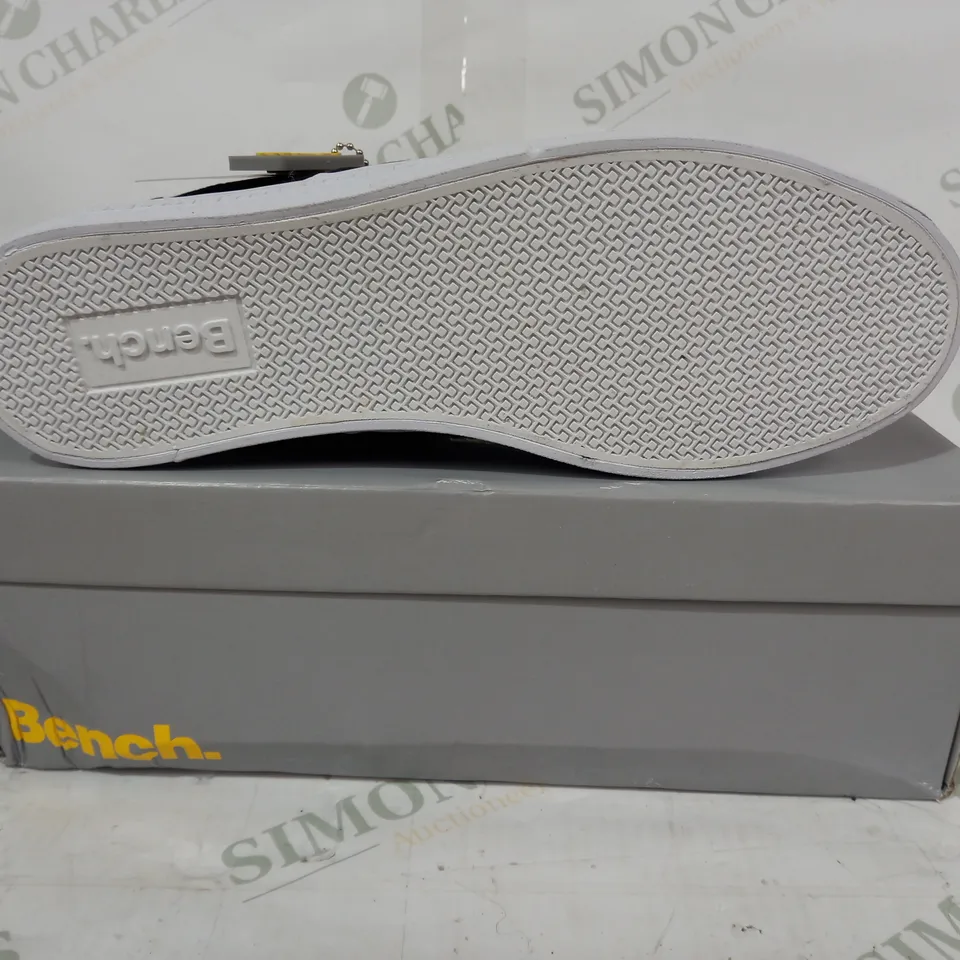 BOXED PAIR OF BENCH SHOES IN BLACK/BROWN EU SIZE 39