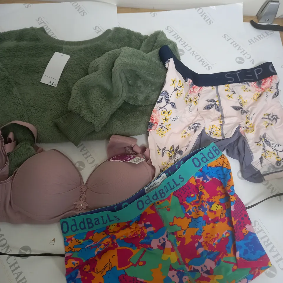 LOT OF APPROX 20 ASSORTED CLOTHING ITEMS AND ACCESSORIES TO INCLUDE; T-SHIRTS, JUMPERS , UNDERWEAR ETC