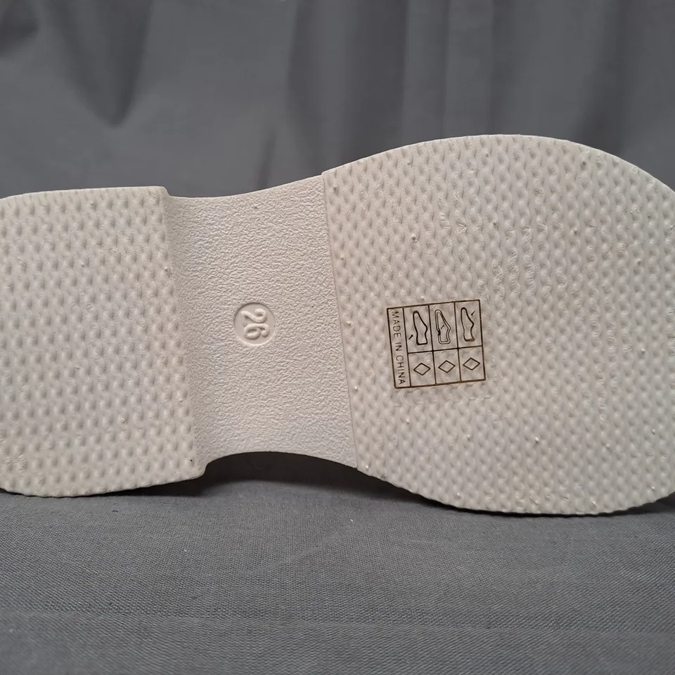 BOXED PAIR OF FASHION KIDS OPEN TOE SANDALS IN BEIGE W. FLORAL DETAIL EU SIZE 26