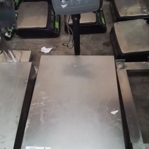 COMMERCIAL FLOOR SCALE WITH DEFENDER 3000 DISPLAY