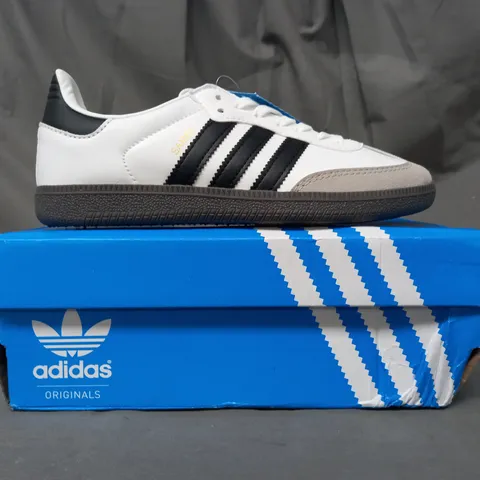 BOXED PAIR OF ADIDAS SAMBA VEGAN SHOES IN WHITE/BLACK UK SIZE 5