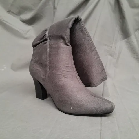 BOX OF APPROX 9 UNBRANDED HIGH HEEL BOOTS IN GREY - SIZE UNSPECIFIED