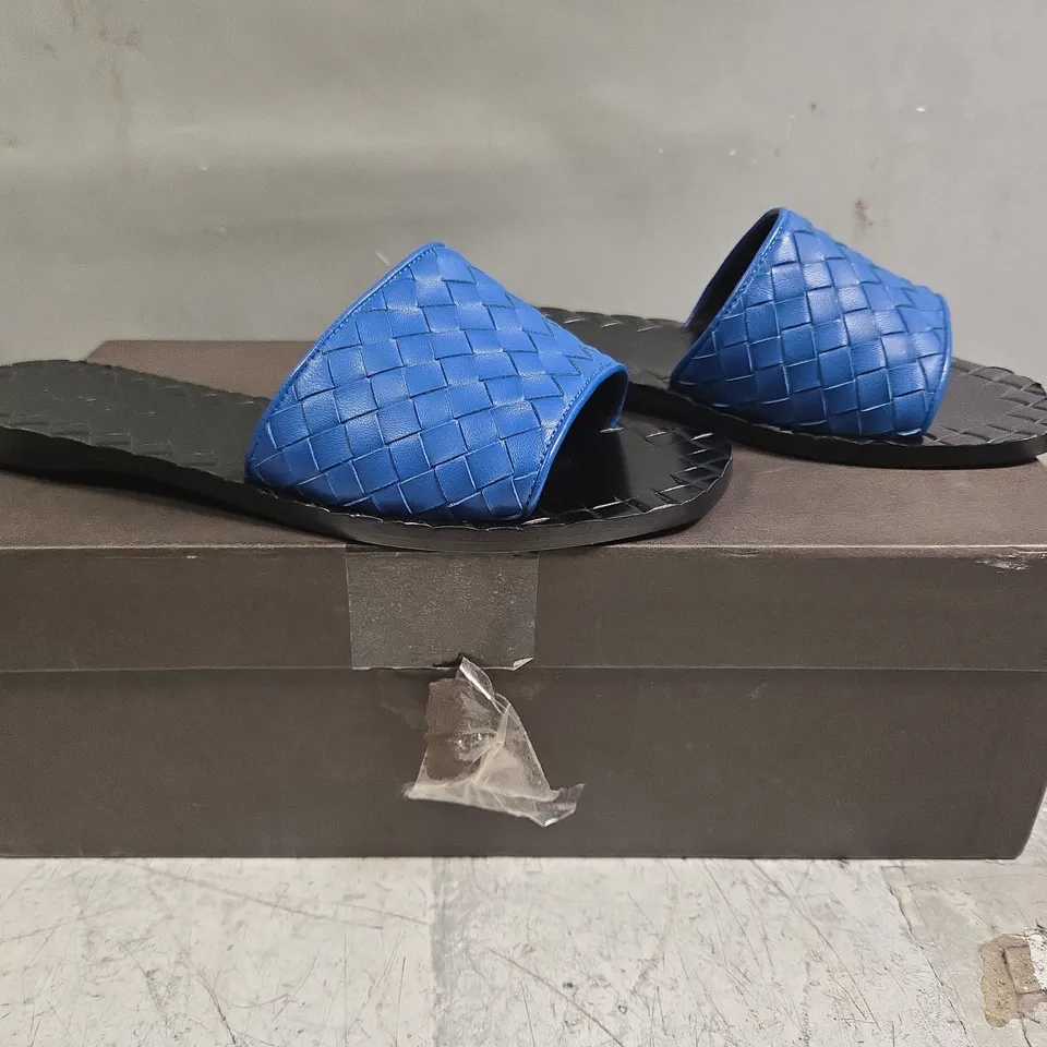 BOXED PAIR OF BOTTEGA VENETA OPEN TOE SANDALS IN BLUE/BLACK SIZE EU 36