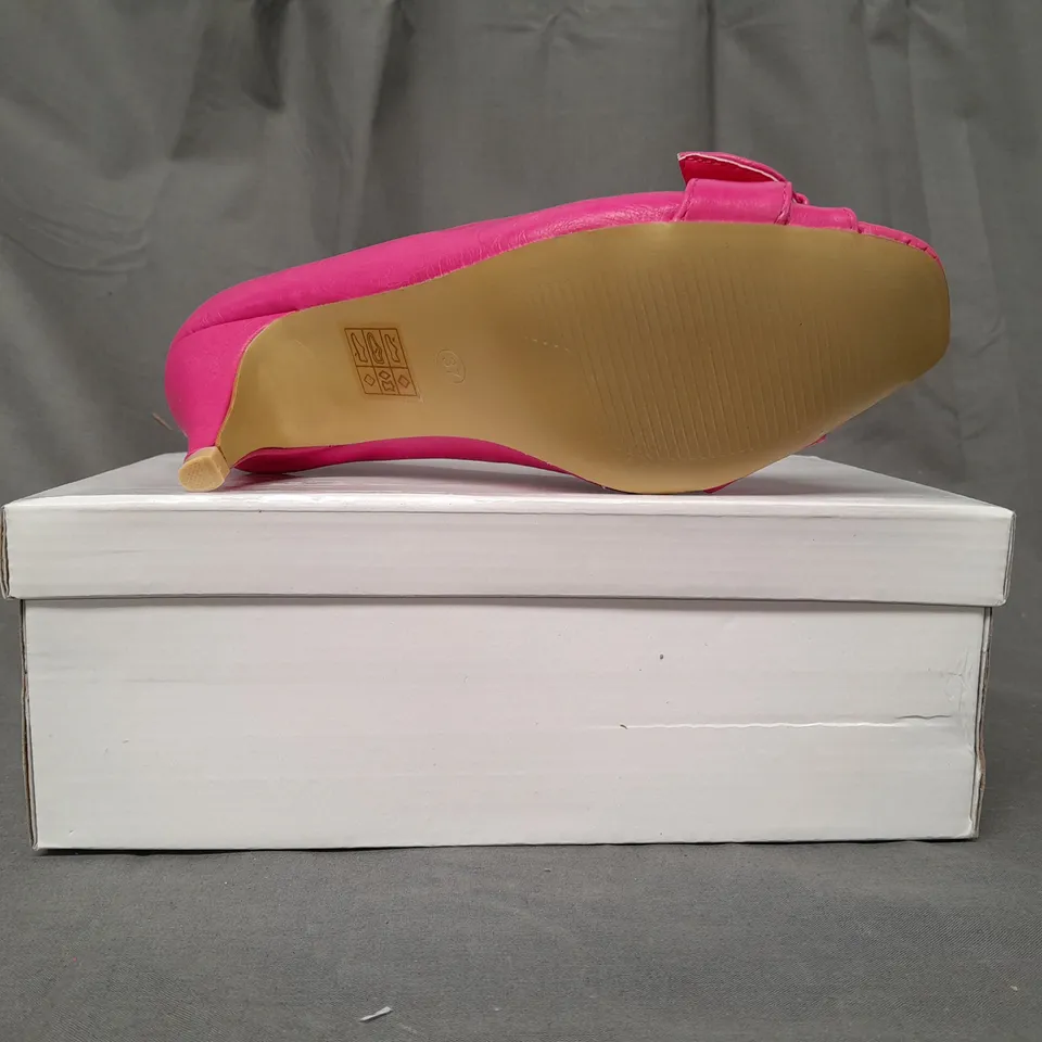 BOXED PAIR OF DESIGNER OPEN TOE MID HEELED SHOES IN FUCHSIA EU SIZE 37