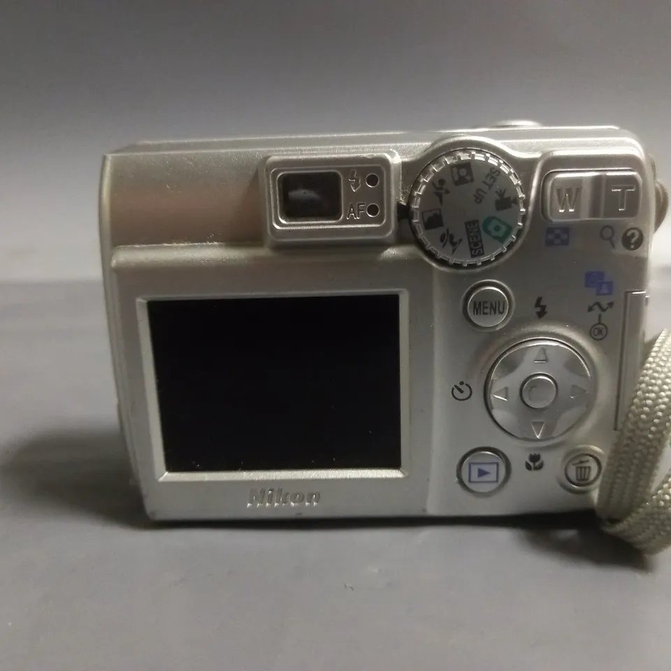NIKON COOLPIX 4600