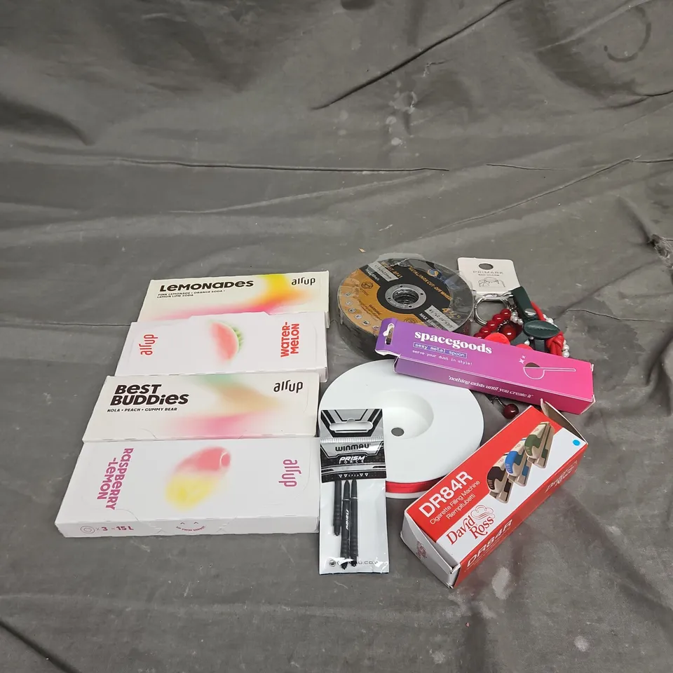 APPROXIMATELY 15 ASSORTED HOUSEHOLD ITEMS TO INCLUDE - AIR UP PODS, SPACEGOODS METAL SPOON, PRIMARK BAG CHARM, ETC 
