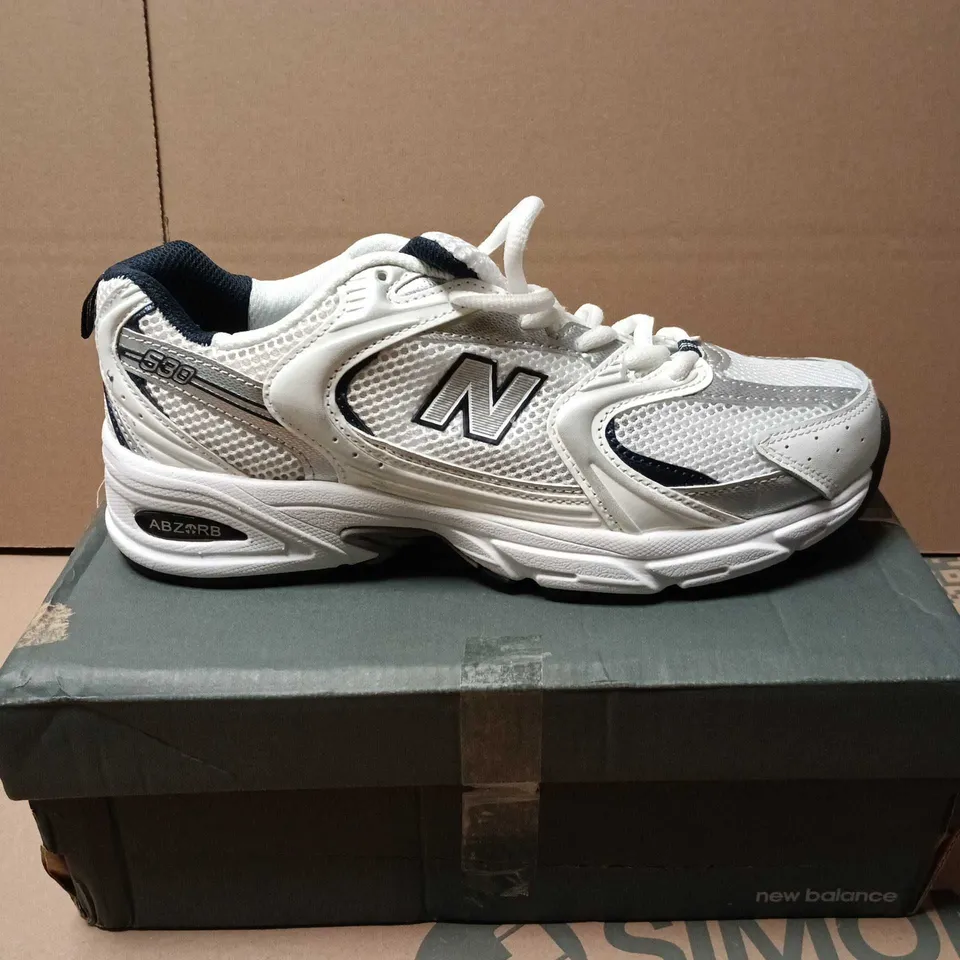 BOXED PAIR OF NEW BALANCE 530 RUNNING TRAINERS - 6.5