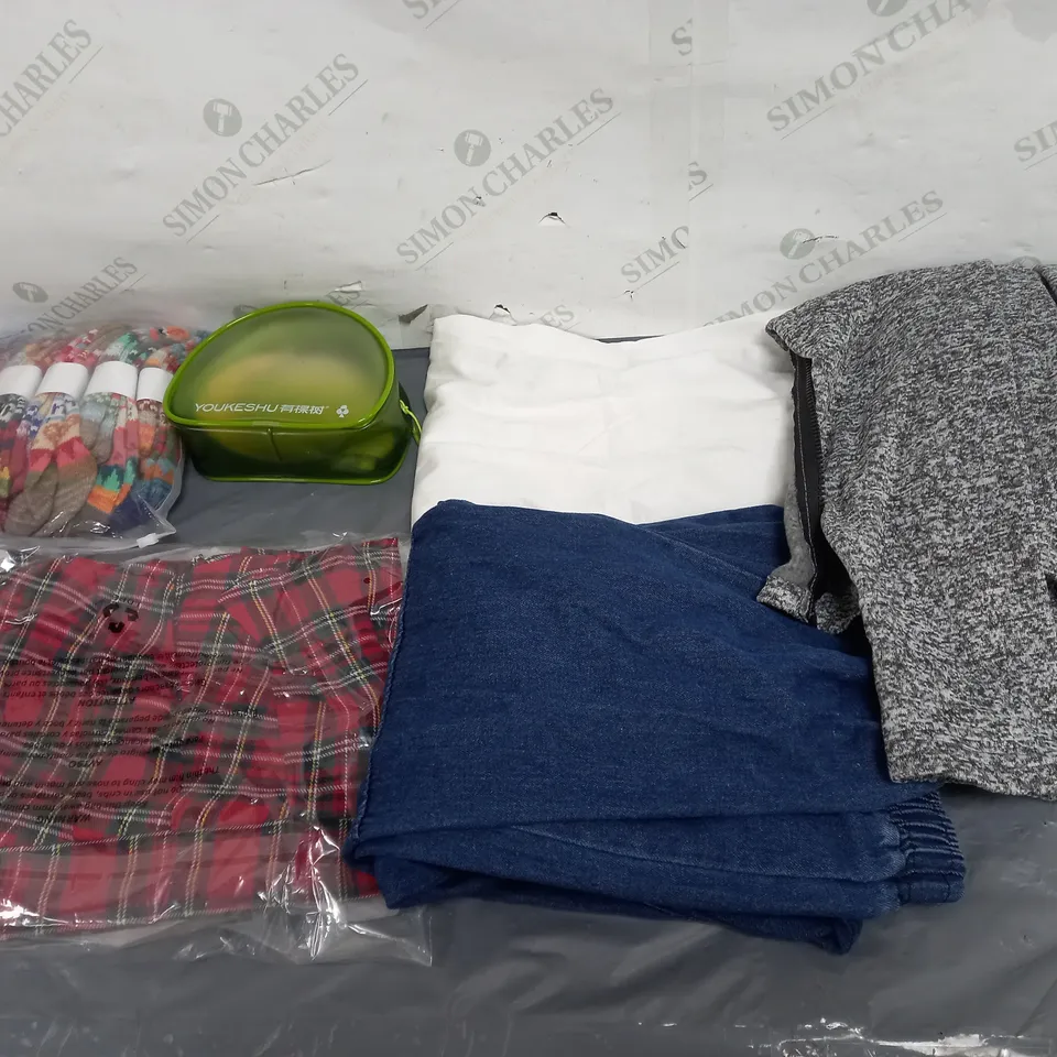 LARGE QAUNTIITY OF ASSORTED CLOTHING ITEMS TO INCLUDE DRESSES, JEANS, SHIRTS, ETC