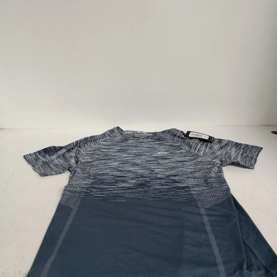 TRAILBERGARC 2.0 SEAMLESS TEE – BREEZE/STORM BLUE, SKY & WHITE – SIZE L 