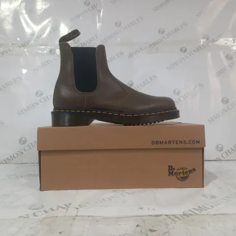 BOXED PAIR OF DR MARTENS 2976 BOOTS IN OLIVE UK SIZE 7