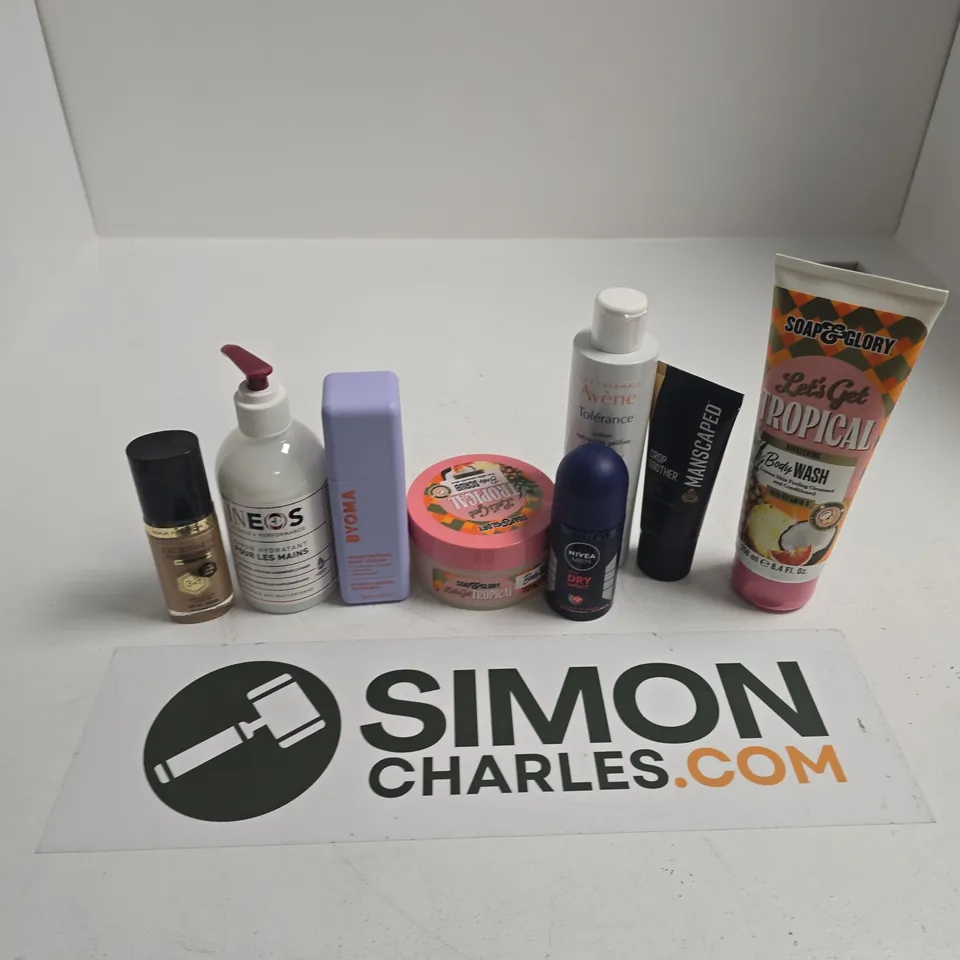 APPROXIMATELY 15 ASSORTED HEALTH & BEAUTY PRODUCTS TO INCLUDE SOAP & GLORY BODY WASH, NIVEA MEN DRY IMPACT, MANSCAPED CROP SOOTHER, ETC - COLLECTION ONLY