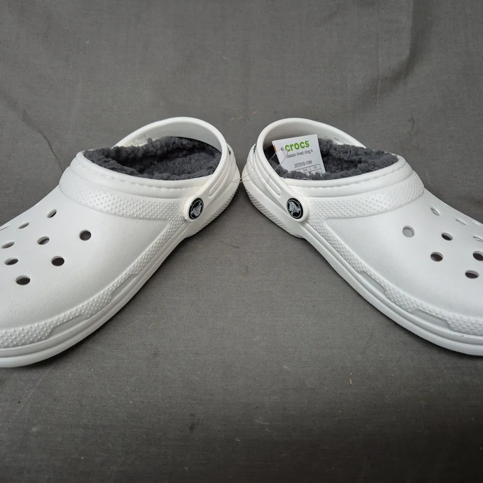 PAIR OF CROCS CLASSIC KID'S LINED CLOGS IN WHITE UK SIZE J4