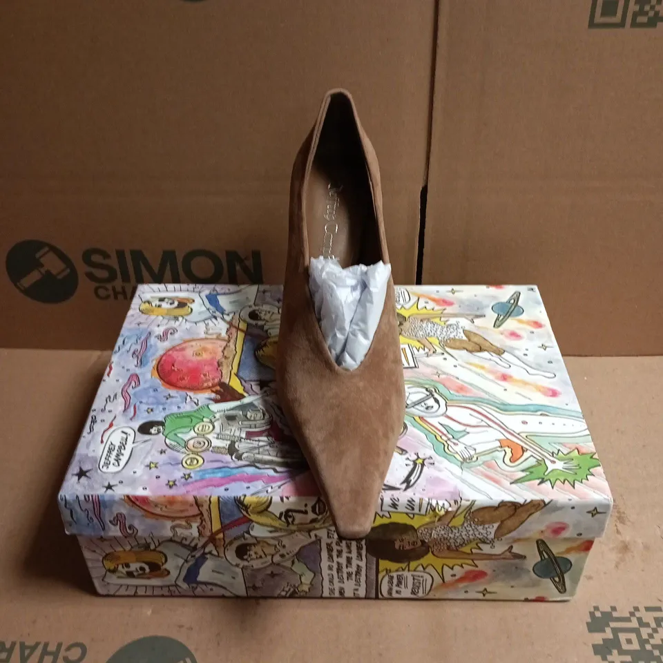 BOXED PAIR OF JEFFREY CAMPBELL HEELED POINTED COURT SHOES IN CAMEL SUEDE - 3