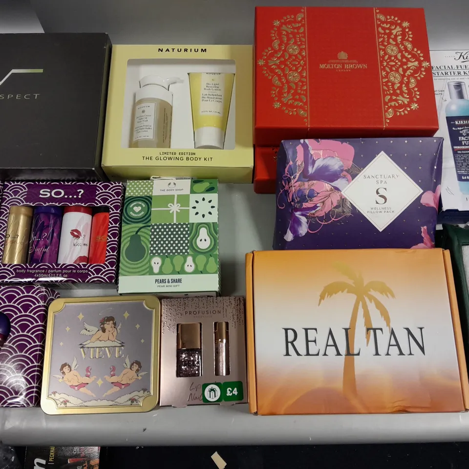 LOT OF 18 ASSORTED HEALTH AND BEAUTY GIFT SETS TO INCLUDE BODY SHOP, SANCTUARY SPA AND SO...