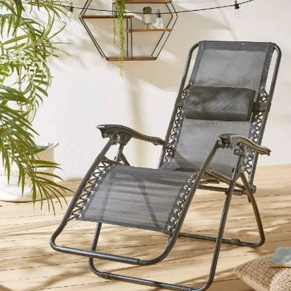 BOXED LUXURY RELAXER CHAIR BLACK RRP £44.99
