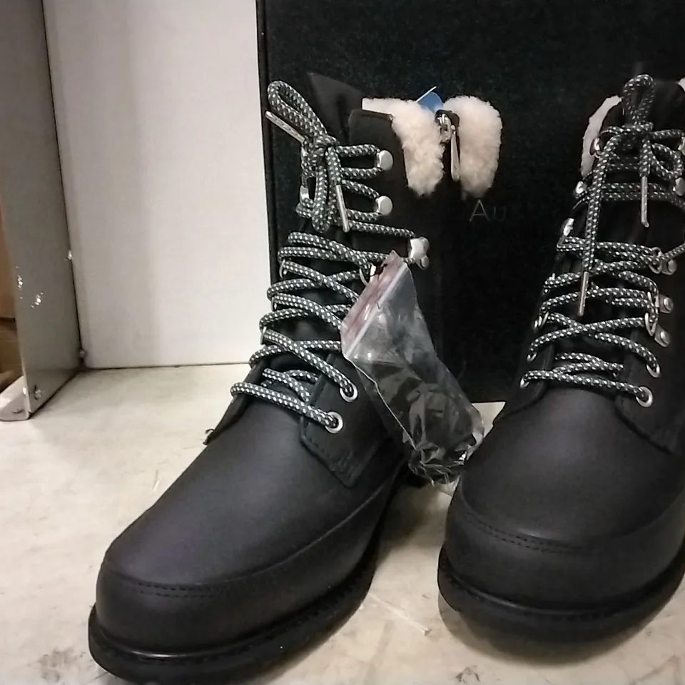 BOXED EMU AUSTRALIA UNISEX BOOTS , BLACK  , SIZE UK 9, 4 PAIRS 