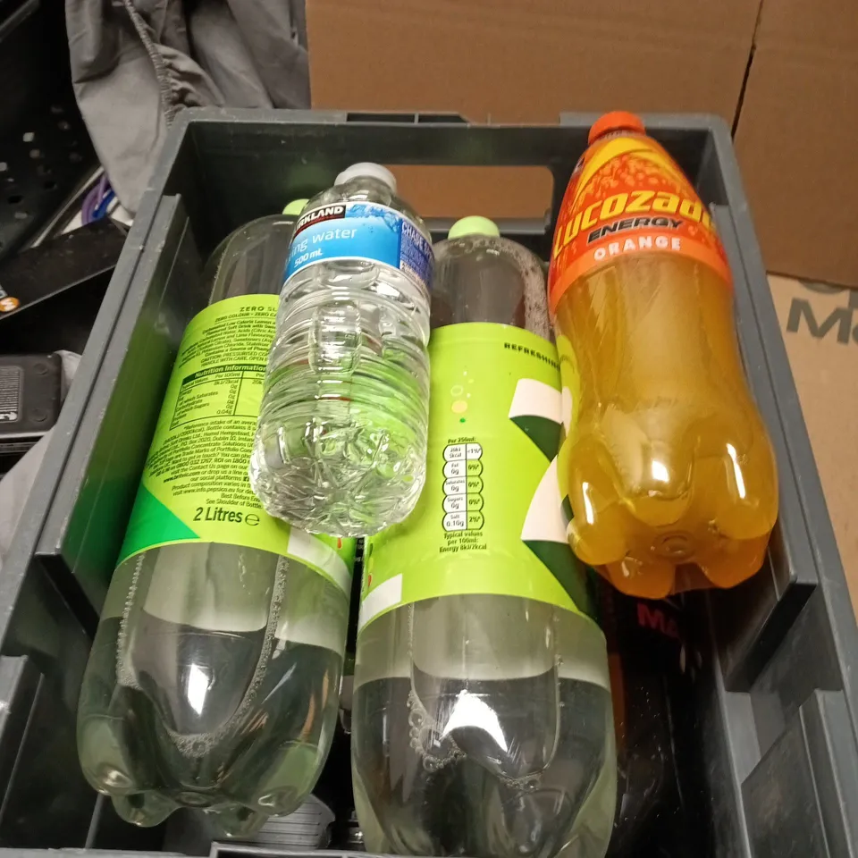 APPROXIMATELY 6 ASSORTED DRINK ITEMS INCLUDING LUCOZADE ORANGE , KIRKLAND SPRING WATER AND 7UP ZERO SUGAR 
