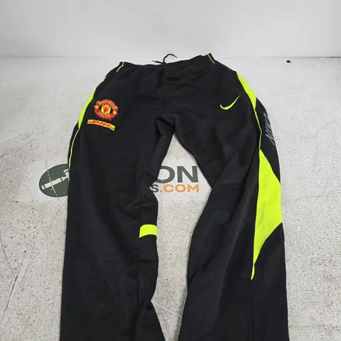 NIKE MANCHESTER UNITED TRACK PANTS – SIZE UNSPECIFIED