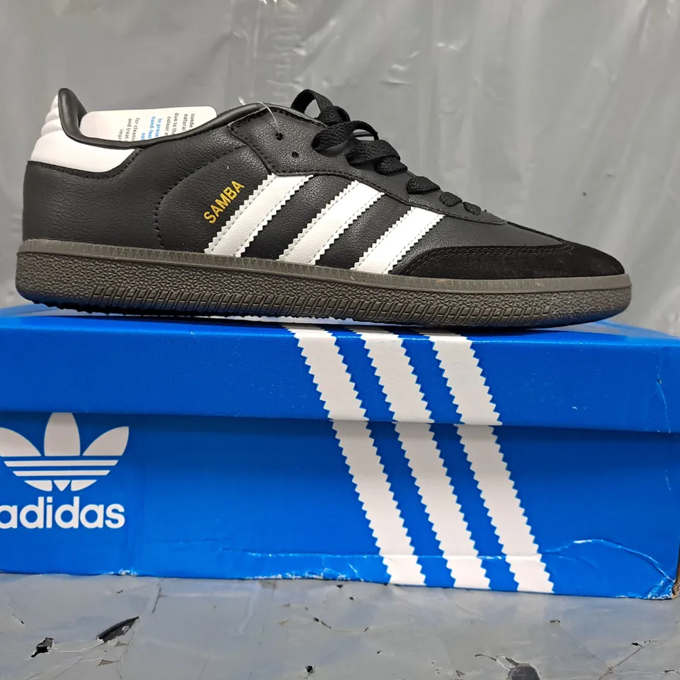 BOXED PAIR OF ADIDAS SAMBA OG SHOES IN BLACK/WHITE SIZE UK 8