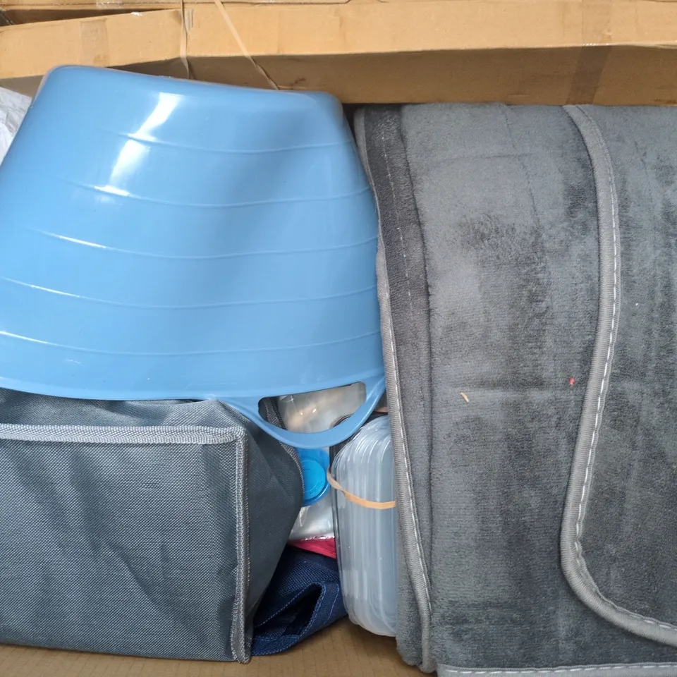 BOX OF APPROXIMATELY 20 ASSORTED HOUSEHOLD ITEMS - COLLECTION ONLY