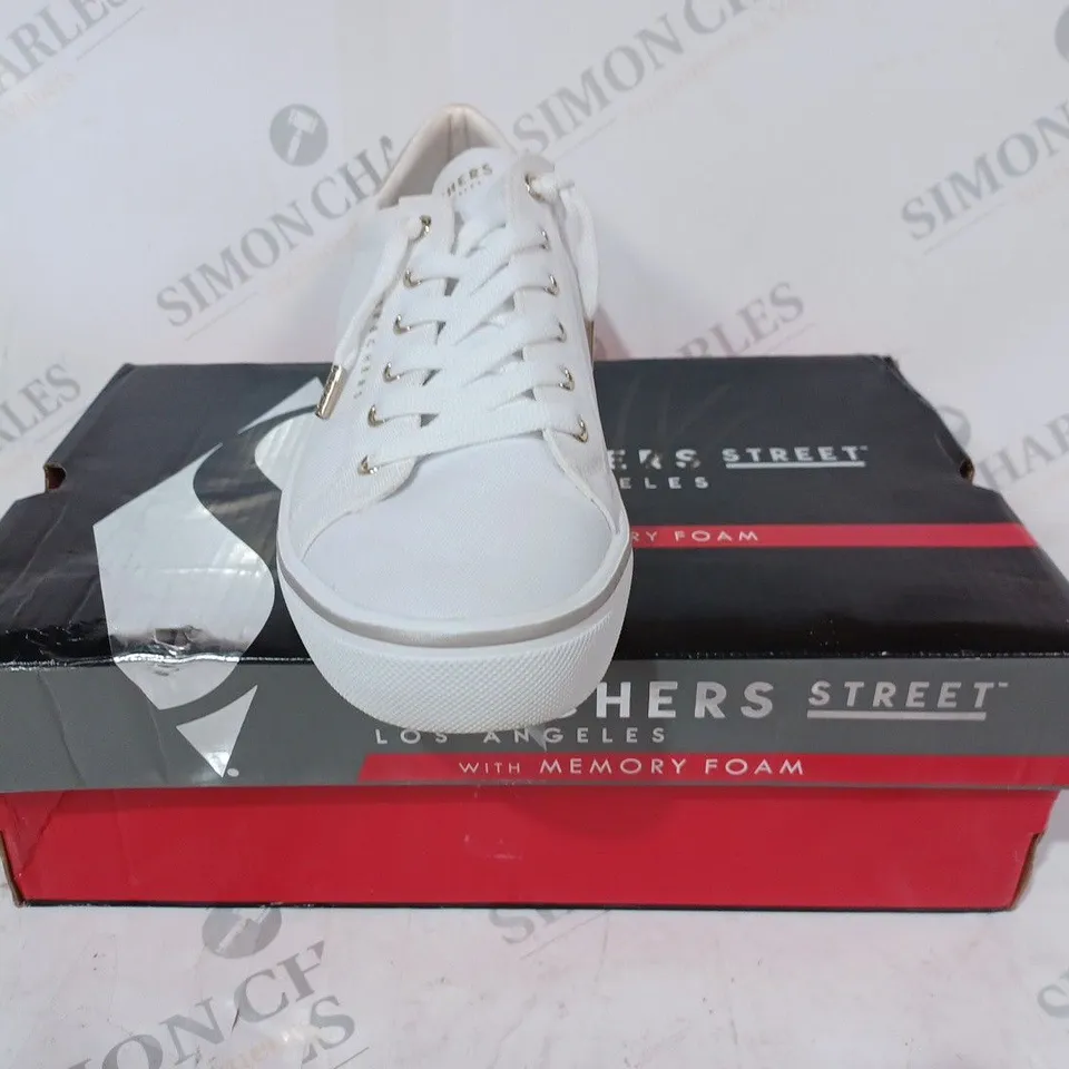 BOXED PAIR OF SKECHERS STREET LACE TRAINERS IN WHITE SIZE 5.5