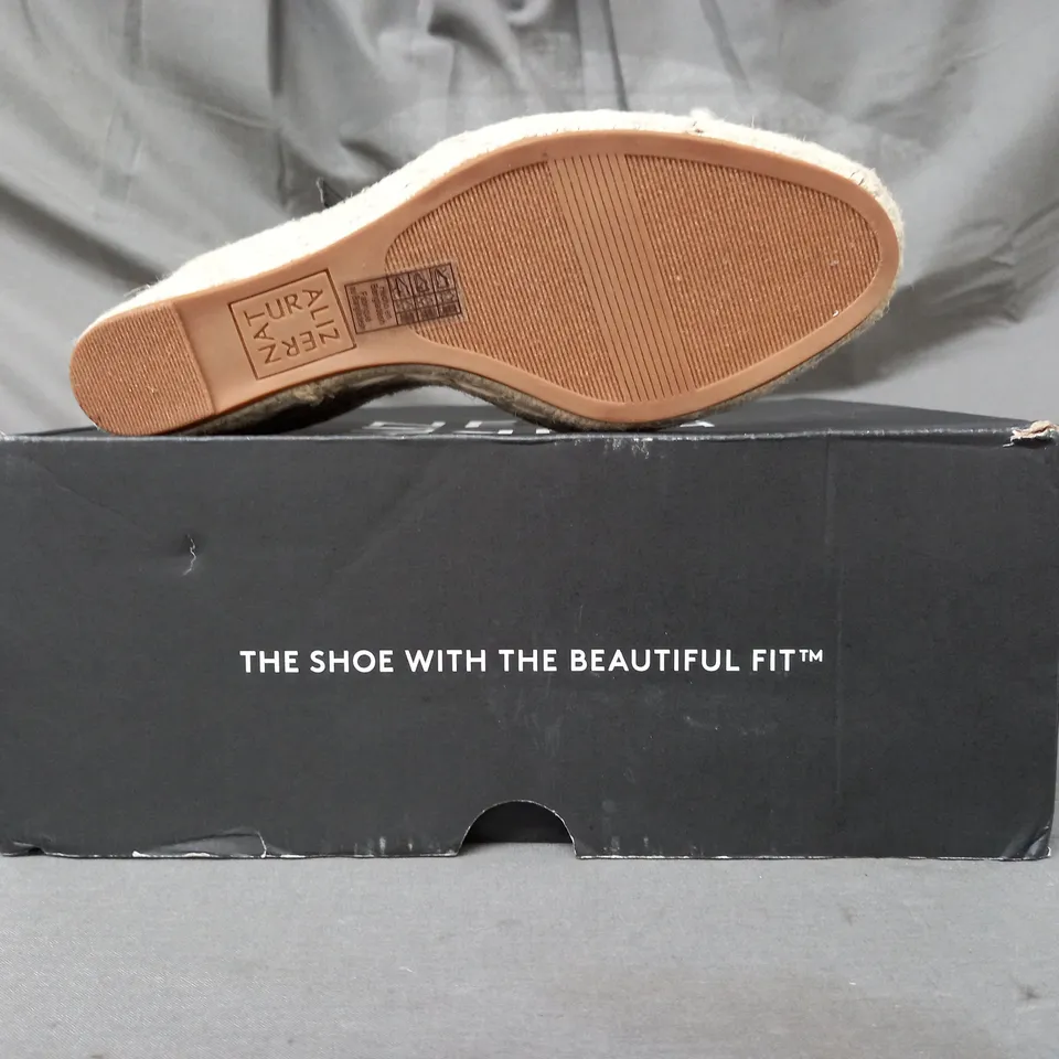 BOXED PAIR OF NATURALIZER WEDGE SANDALS IN BLACK SIZE 3