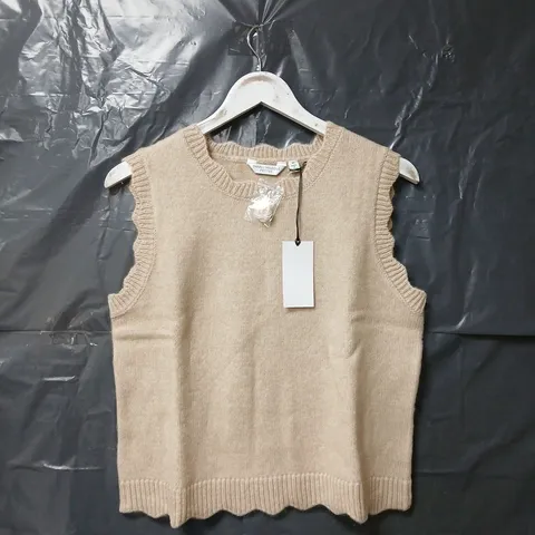 DANNII MINOGUE KNITTED SCALLOP EDGE VEST PETITE IN BEIGE - SIZE 3XL