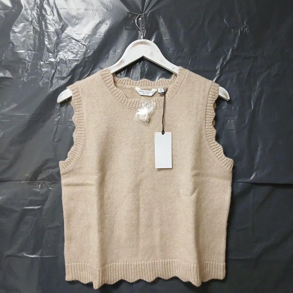 DANNII MINOGUE KNITTED SCALLOP EDGE VEST PETITE IN BEIGE - SIZE 3XL