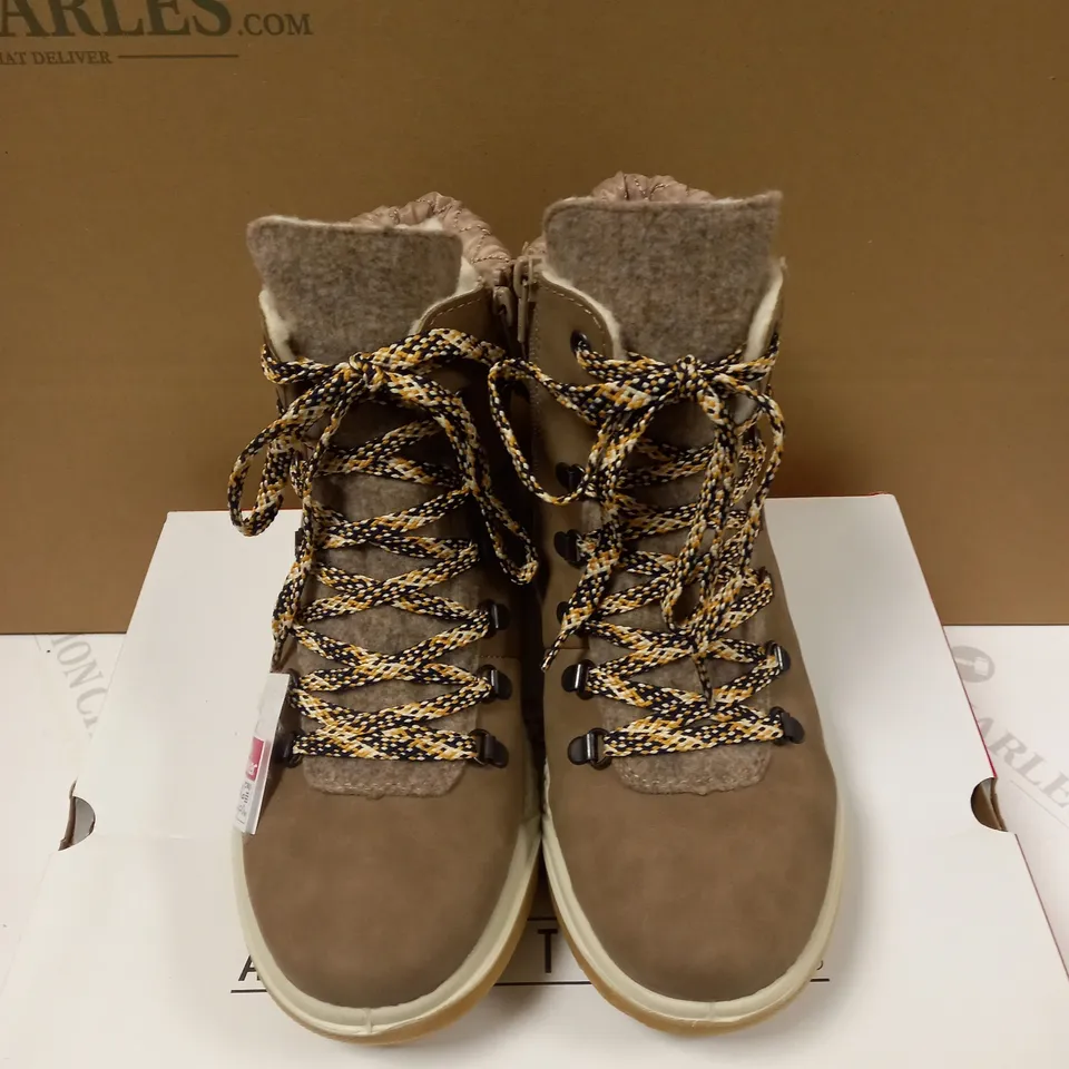 RIEKER LACE BOOT SIZE 6