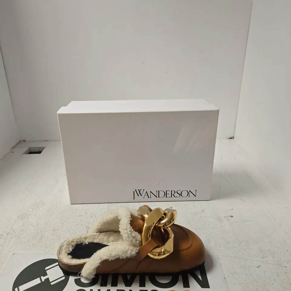 JW ANDERSON BROWN LEATHER SANDALS WITH SHEARLING LINING AND GOLD CHAIN – BOXED - EUR 39 