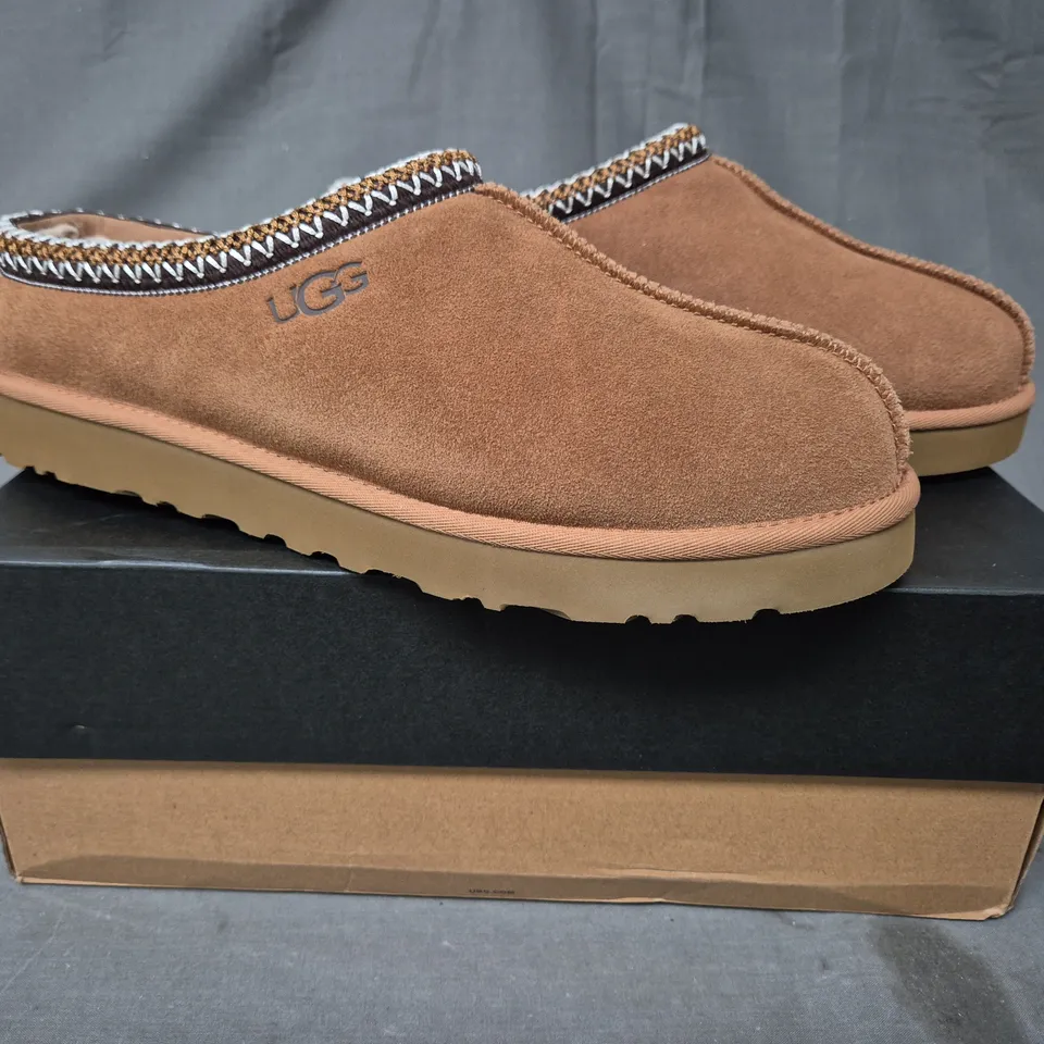 BOXED PAIR OF UGG MEN'S TASMAN SLIPPERS IN CHESTNUT UK SIZE 11