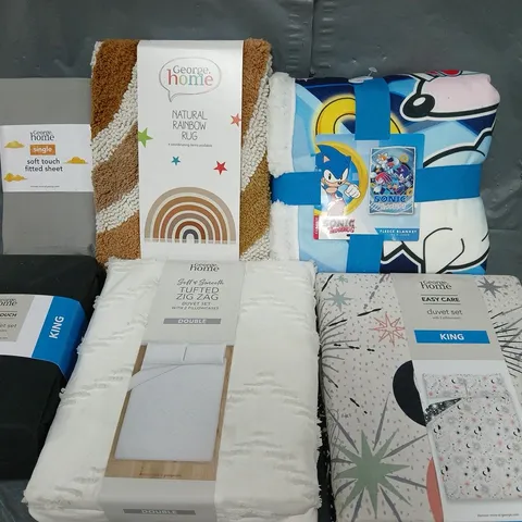 BOX OF APPROXIMATELY 10 ASSORTED BEDDING & SOFT FABRICS ITEMS TO INCLUDE - NATURAL RAINBOW RUG - SONIC FLEECE BLANKET - KING DUVET SET - ETC