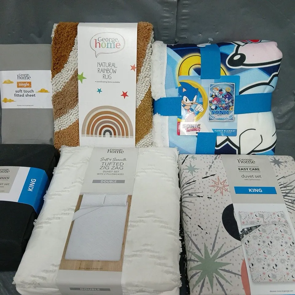 BOX OF APPROXIMATELY 10 ASSORTED BEDDING & SOFT FABRICS ITEMS TO INCLUDE - NATURAL RAINBOW RUG - SONIC FLEECE BLANKET - KING DUVET SET - ETC