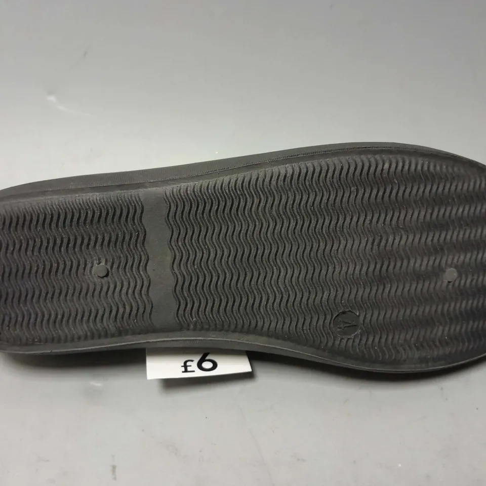 APPROXIMATELY 15 GEORGE LOVE YOUR SHOES PUMPS IN BLACK IN SIZE 4