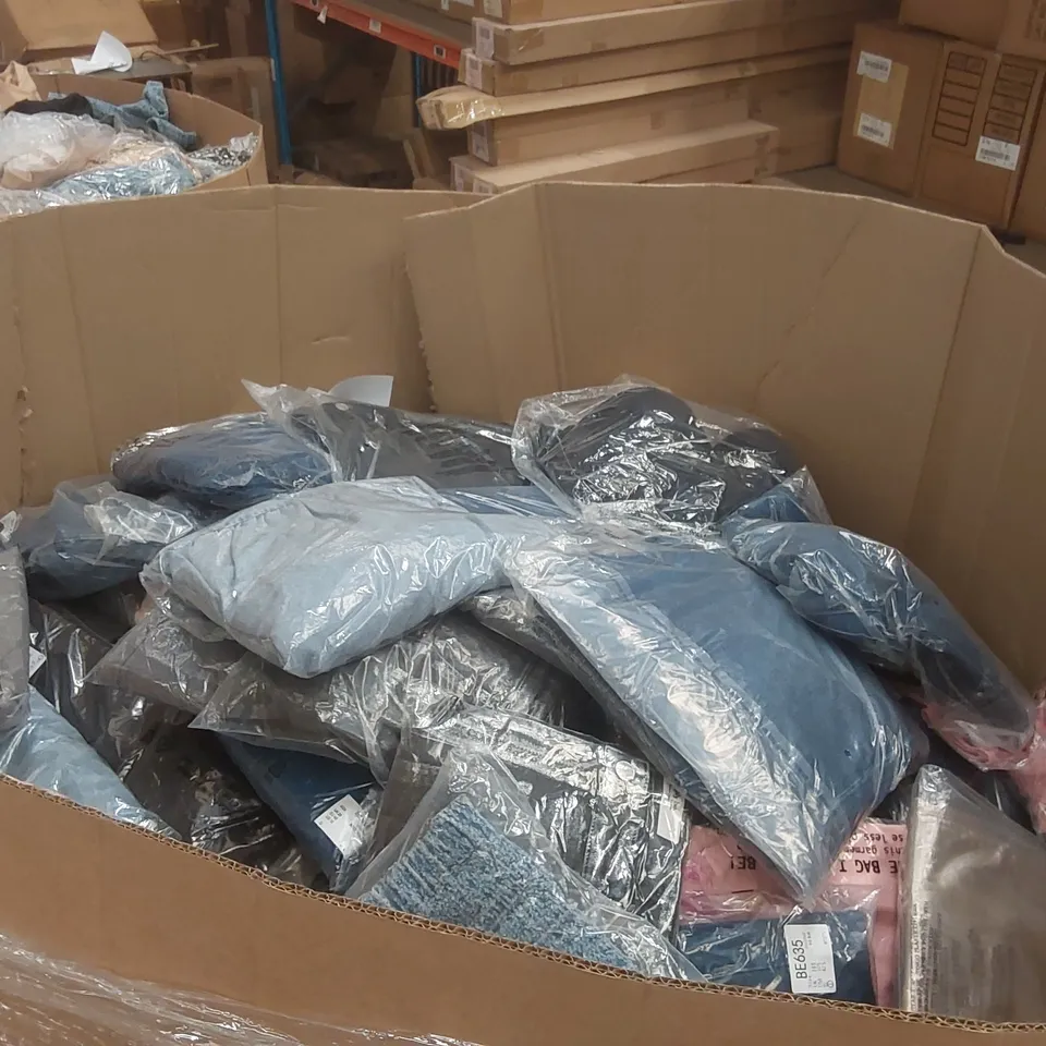 PALLET CONTAINING APPROXIMATELY 500x BRAND NEW ASSORTED DESIGNER CLOTHING ITEMS