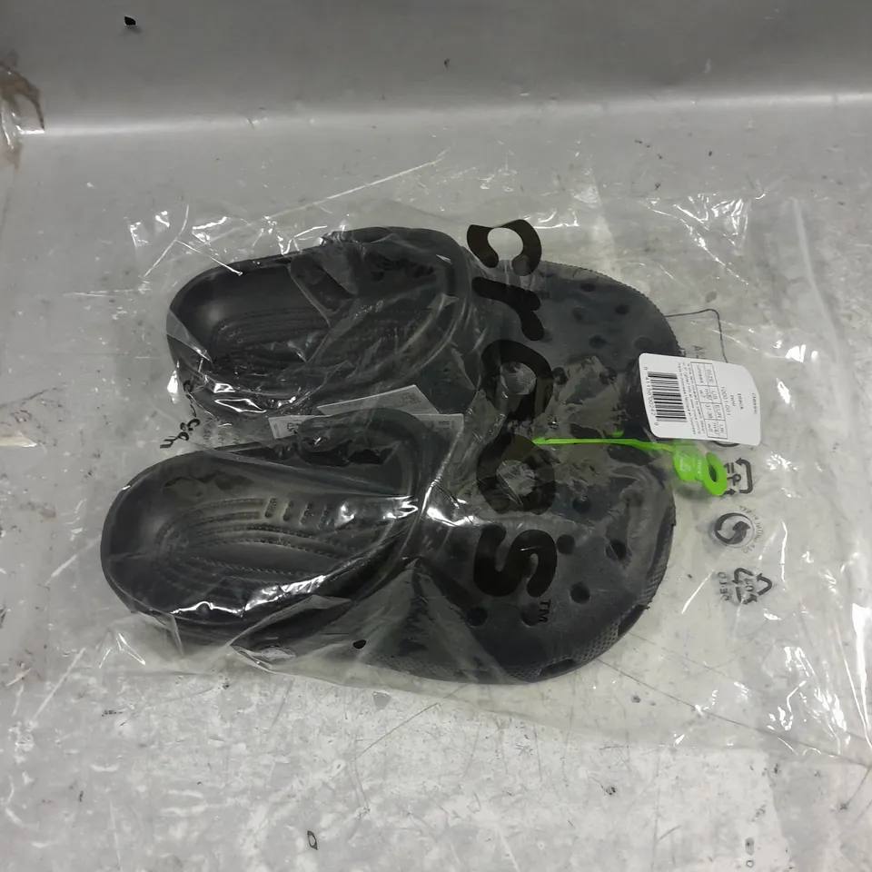 BAGGED PAIR OF CROCS CLASSIC CLOG BLACK UK M4/W5