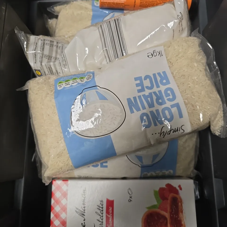 APPROXIMATELY 10 ASSORTED FOOD/DRINK PRODUCTS TO INCLUDE LONG GRAIN RICE, HYDRATION TABLETS, GREEN HEAT SAUCE ETC 