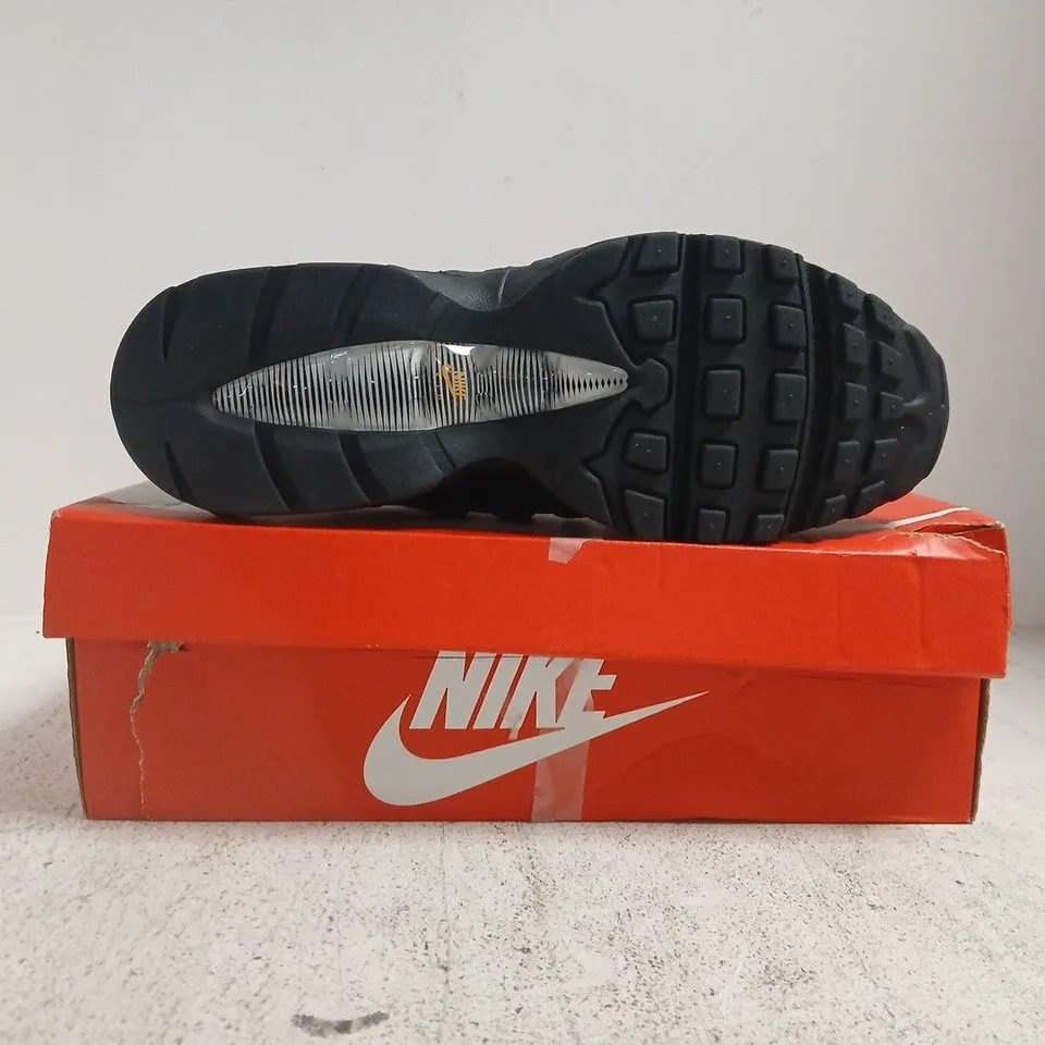 BOXED PAIR OF NIKE AIR MAX 95 BIG BUBBLE TRAINERS IN BLACK/GREY/WHITE SIZE UK 10
