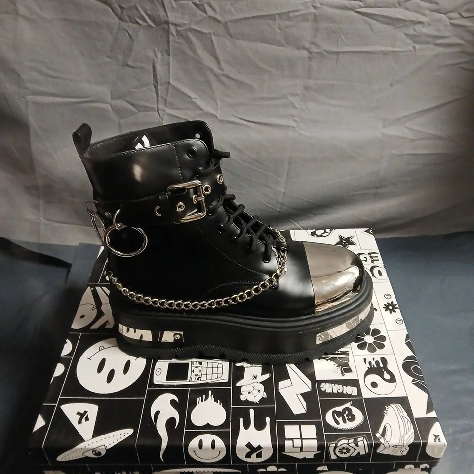 KOI BORIN BLACK LEATHER PLATFORM BOOTS WITH SILVER TOE CAP, BUCKLE & CHAIN DETAILS. UK SIZE 5