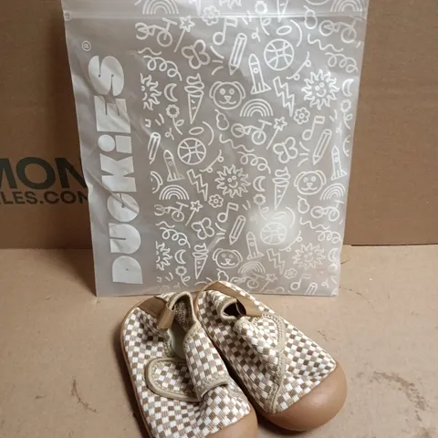 PAIR OF DUCKIES VELCRO STRAP BABIES SHOES IN PEANUT GINGHAM - 6
