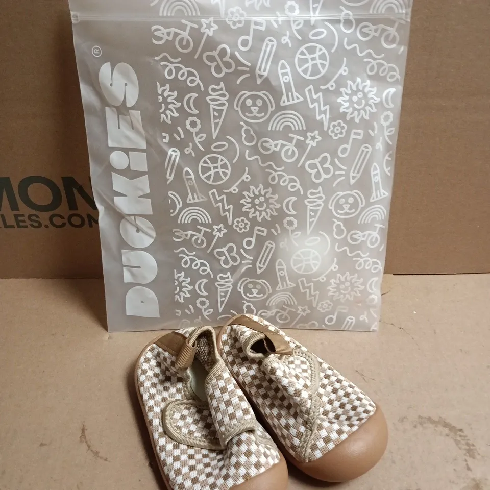 PAIR OF DUCKIES VELCRO STRAP BABIES SHOES IN PEANUT GINGHAM - 6