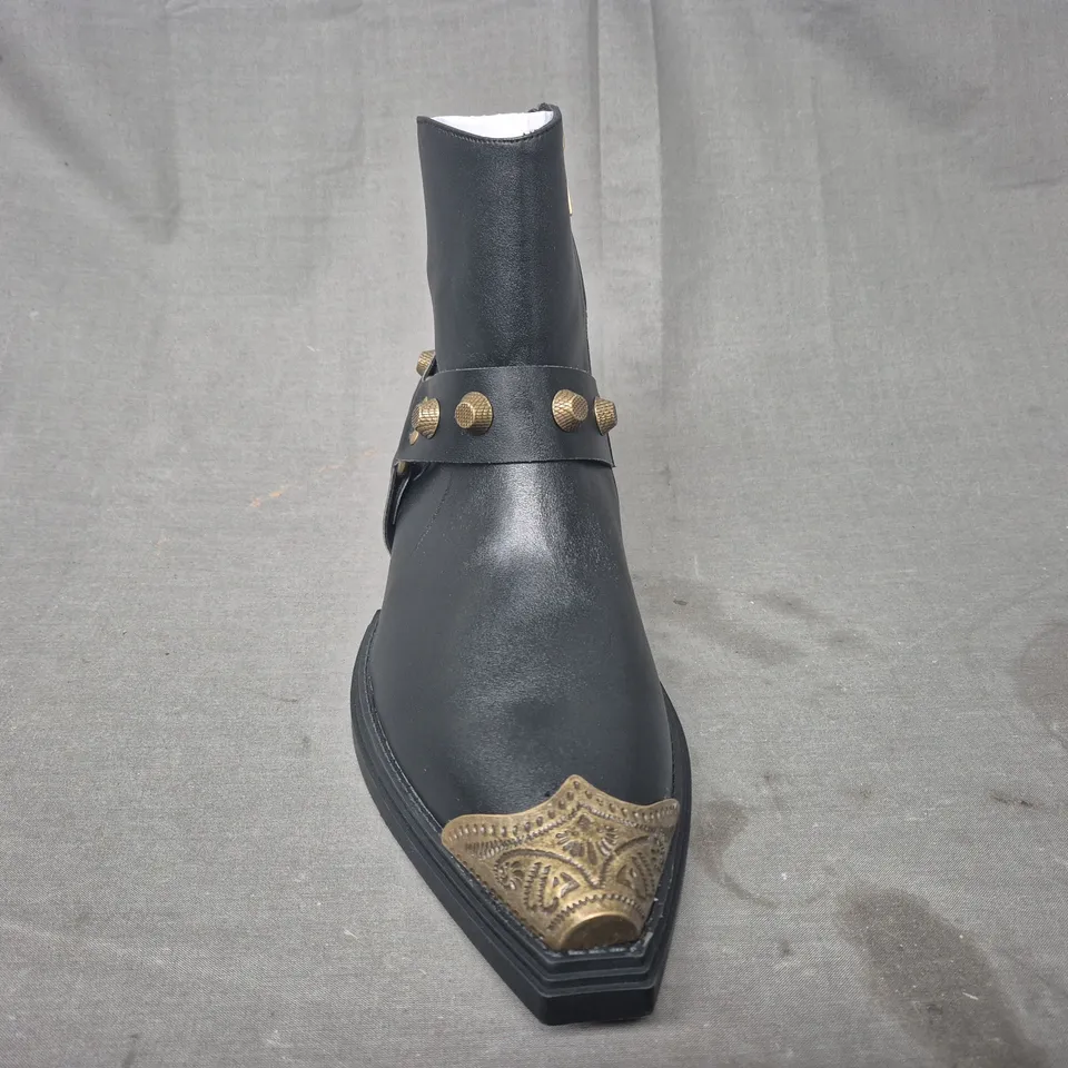 BOXED PAIR OF KOI SOULRENDER MEN'S HARDWARE COWBOY BOOTS IN BLACK/ANTIQUE BRONZE UK SIZE 7
