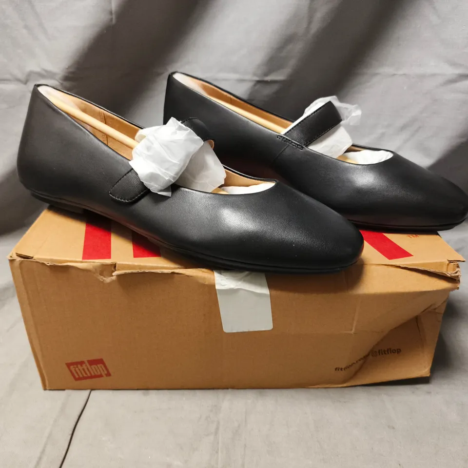 BOXED PAIR OF FITFLOP BALLERINA/MARY JANE SHOES IN BLACK SIZE UK 8