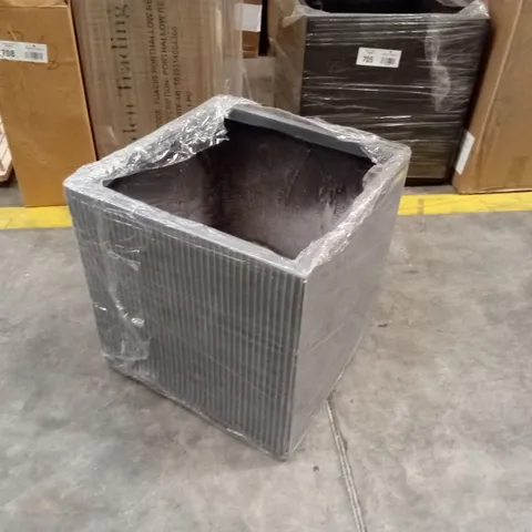 MEDIUM SIZE SQUARE GARDEN PLANTER 