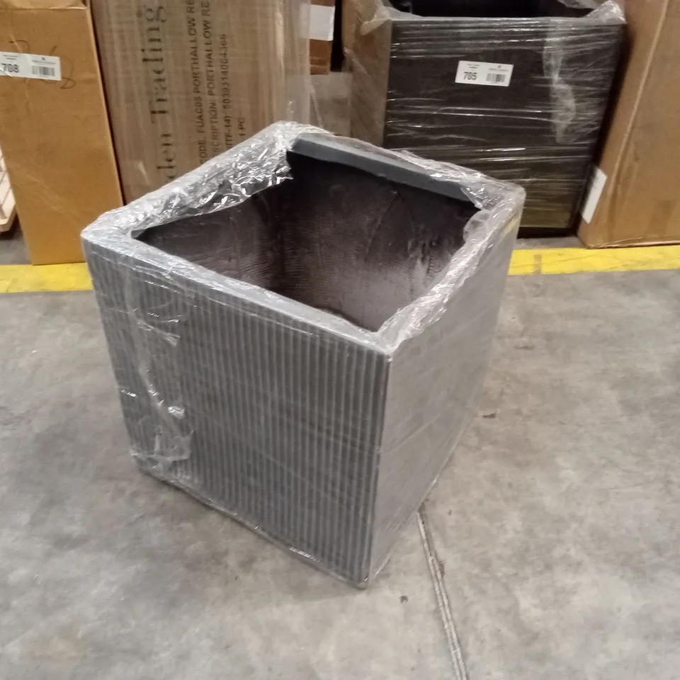 MEDIUM SIZE SQUARE GARDEN PLANTER 
