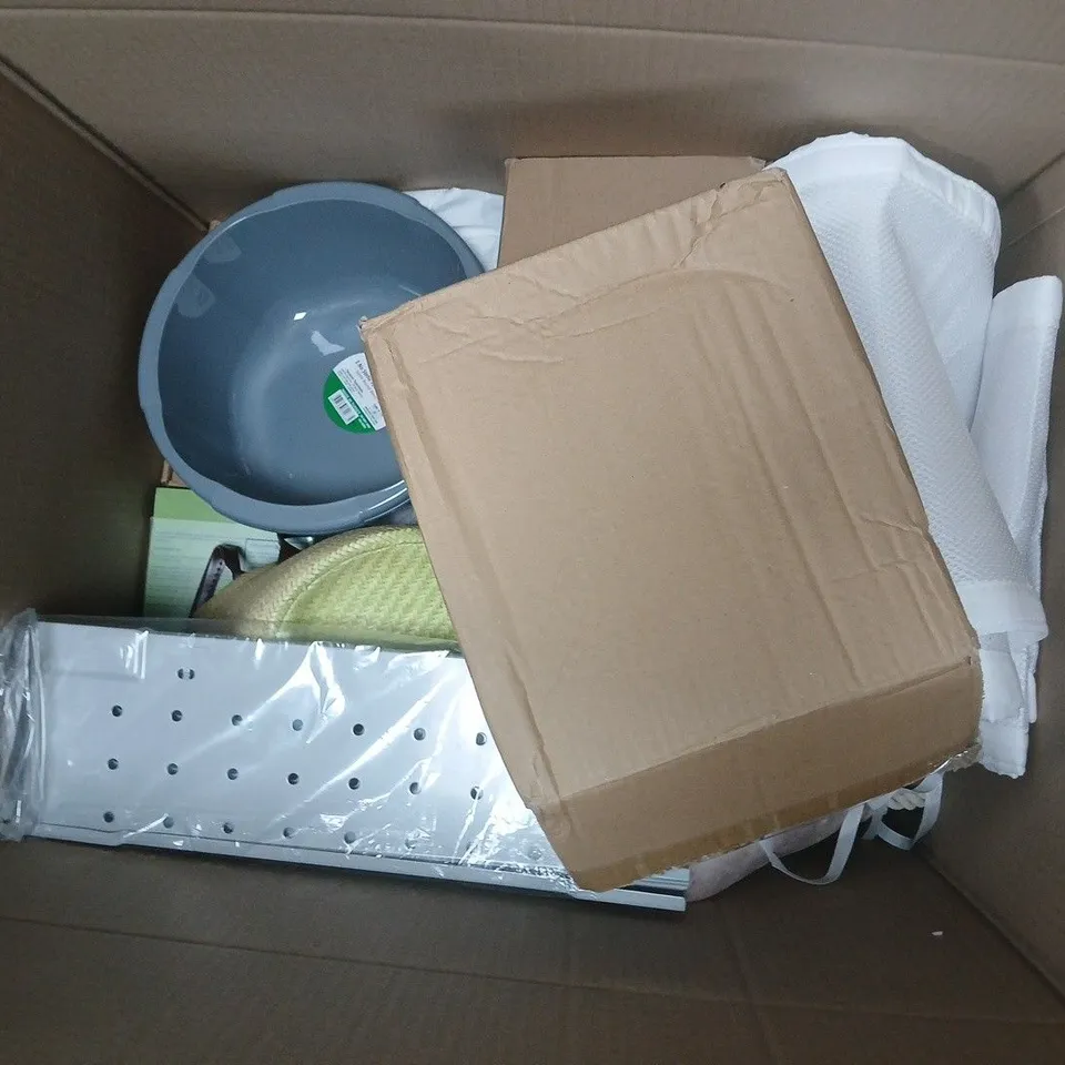 APPROXIMATELY 12 ASSORTED HOUSEHOLD PRODUCTS TO INCLUDE DRAINING RACK, DUSK REGENT PILLOWCASES, SALKING DIFFUSER, ETC