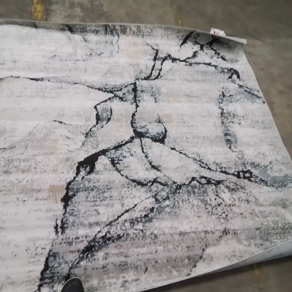 QUALITY DESIGNER AREA RUG APPROXIMATELY 200X200CM